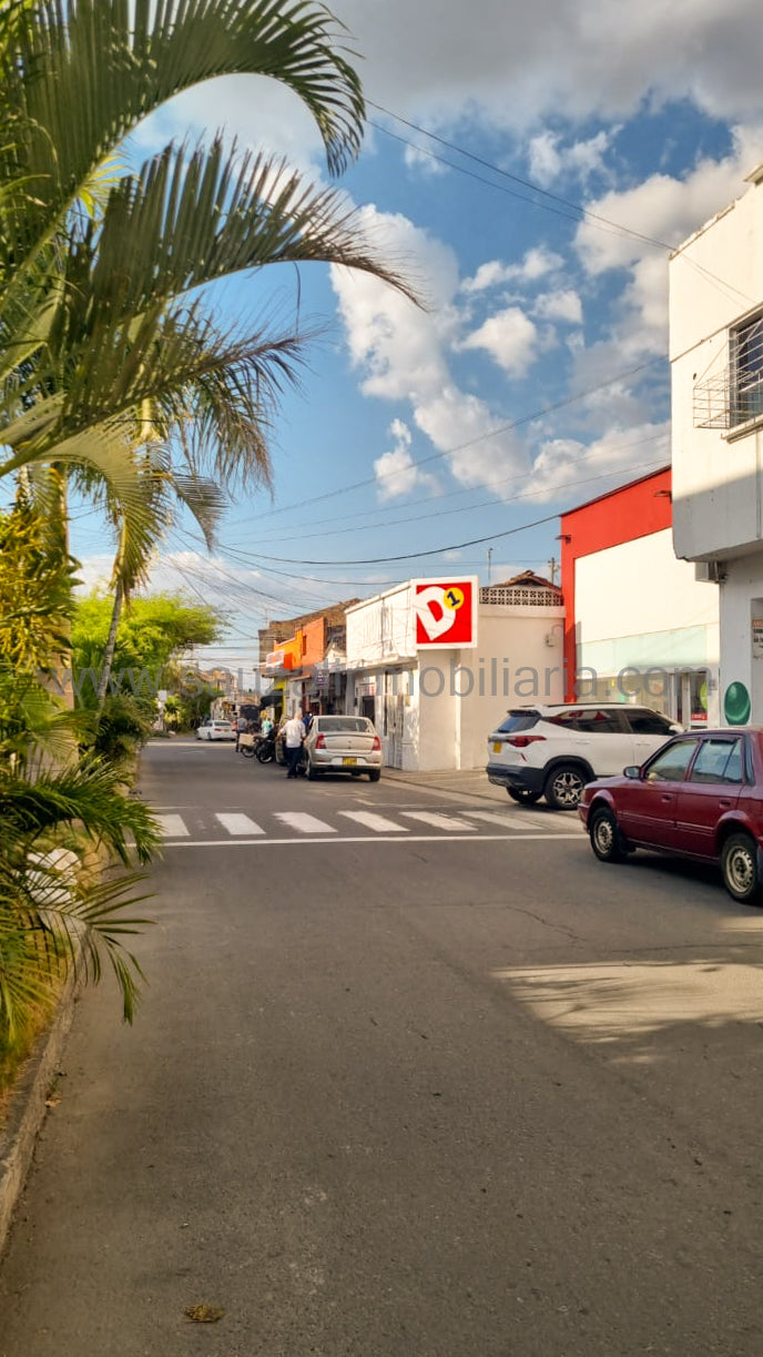 Bodega Comercial Sobre la Calle 10