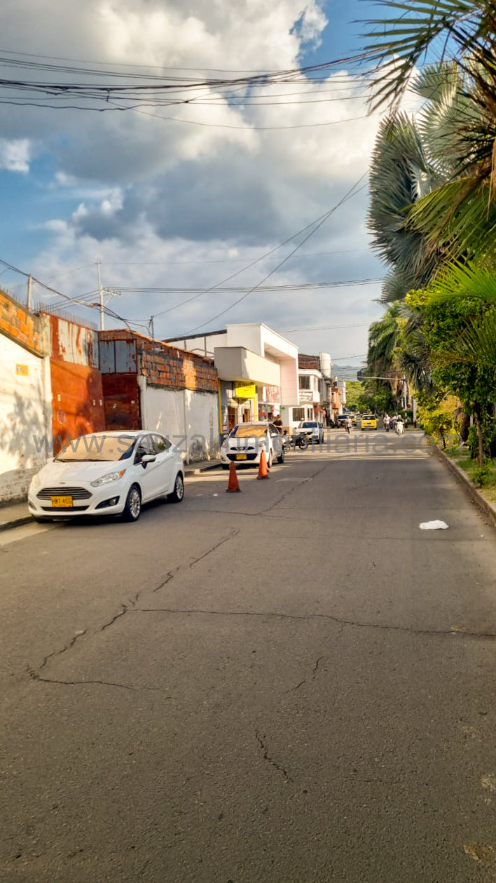 Bodega Comercial Sobre la Calle 10