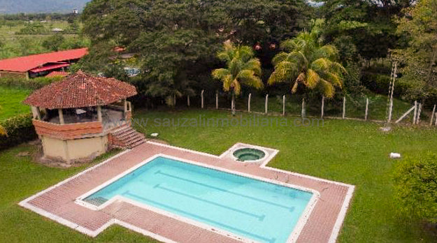 Casa Campestre Vía Santa Ana, Frente al Batallón