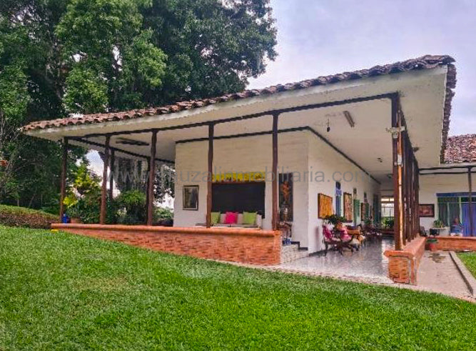 Casa Campestre Vía Santa Ana, Frente al Batallón