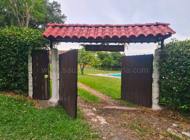 Casa Campestre Vía Santa Ana, Frente al Batallón