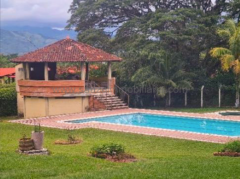 Casa Campestre Vía Santa Ana, Frente al Batallón