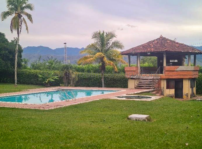 Casa Campestre Vía Santa Ana, Frente al Batallón