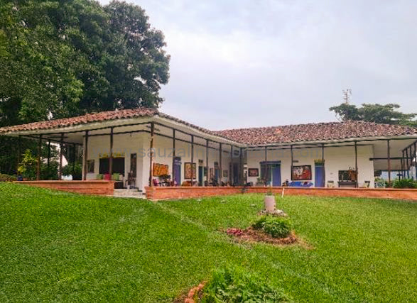 Casa Campestre Vía Santa Ana, Frente al Batallón