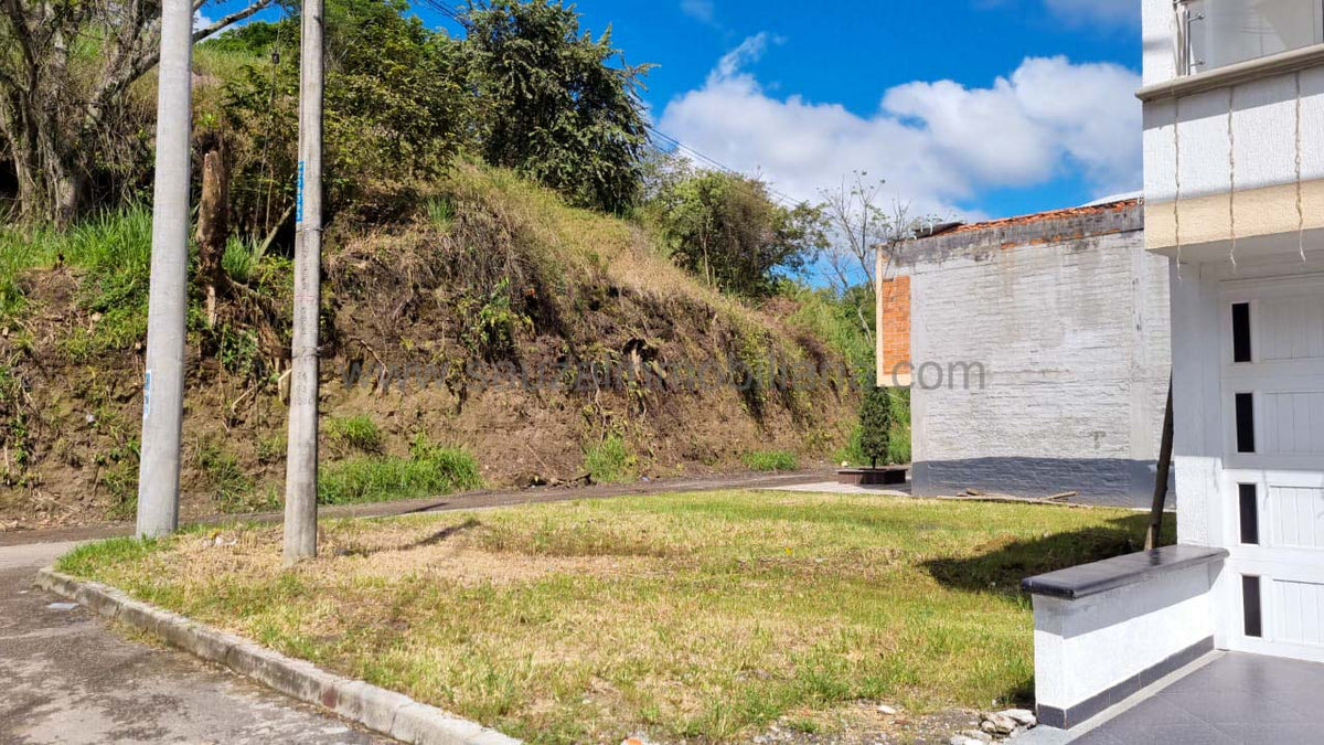 Lote Esquinero en el Barrio Terrazas del Llano