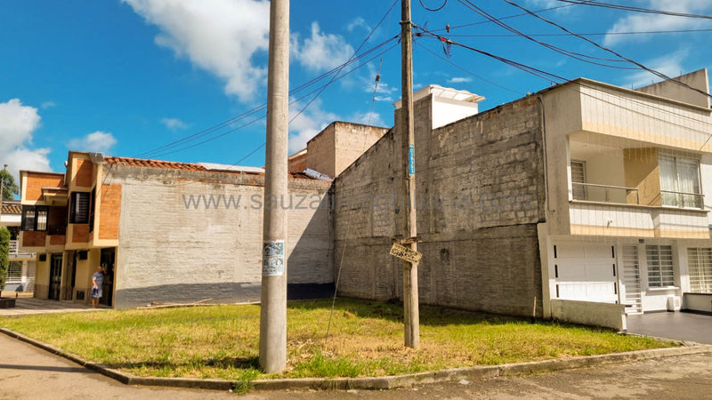 Lote Esquinero en el Barrio Terrazas del Llano