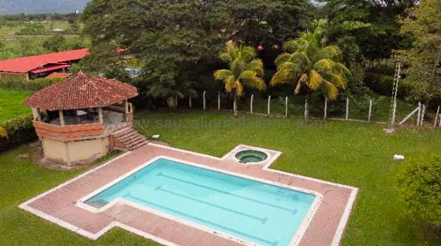 Casa Campestre Vía Santa Ana, Frente al Batallón